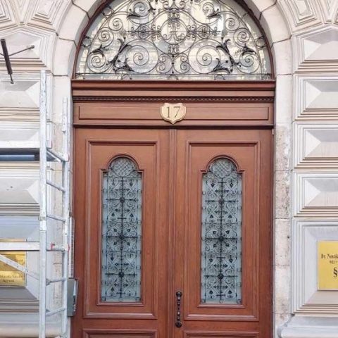 Bejárati ajtó, Budapest