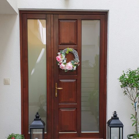 Bejárati ajtó, Debrecen